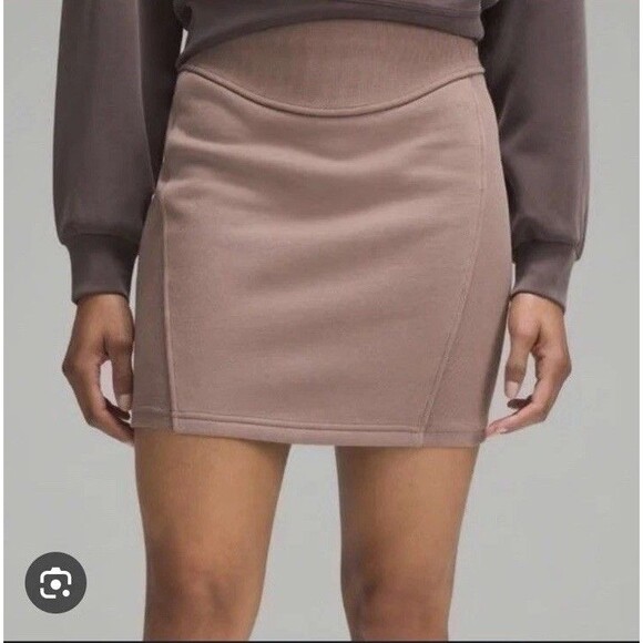 Lululemon Scuba High Rise Mini Skirt Womens XL Taupe Pull On Fleece Casual Cozy - Picture 1 of 12